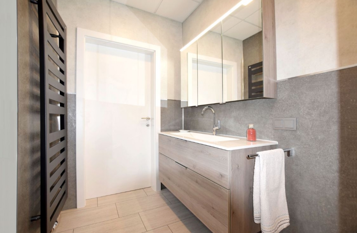 Duschrückwände Schiefer Platingrau, Sichtbeton Licht,