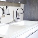 Doppelwaschtisch neben 8 mm Duschrückwand Universal in Basalt