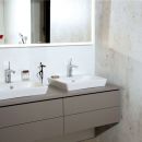 Dekor Effektputz neben Doppelwaschtisch