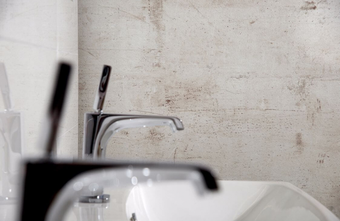 Dekor Effektputz neben Doppelwaschtisch