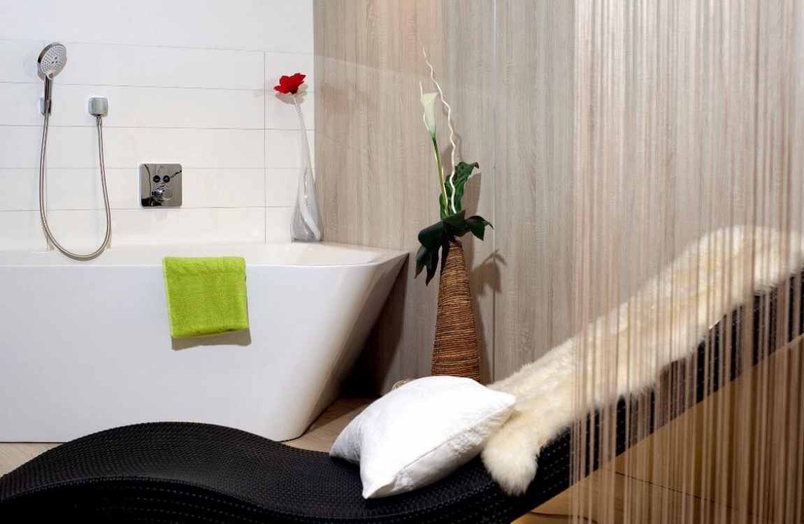 Warme Eiche Natur neben Badewanne