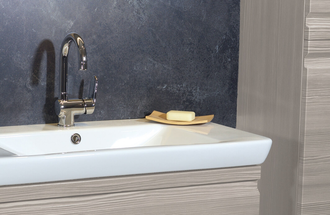 Waschtisch-Anlage mit Rückwand in Grafit