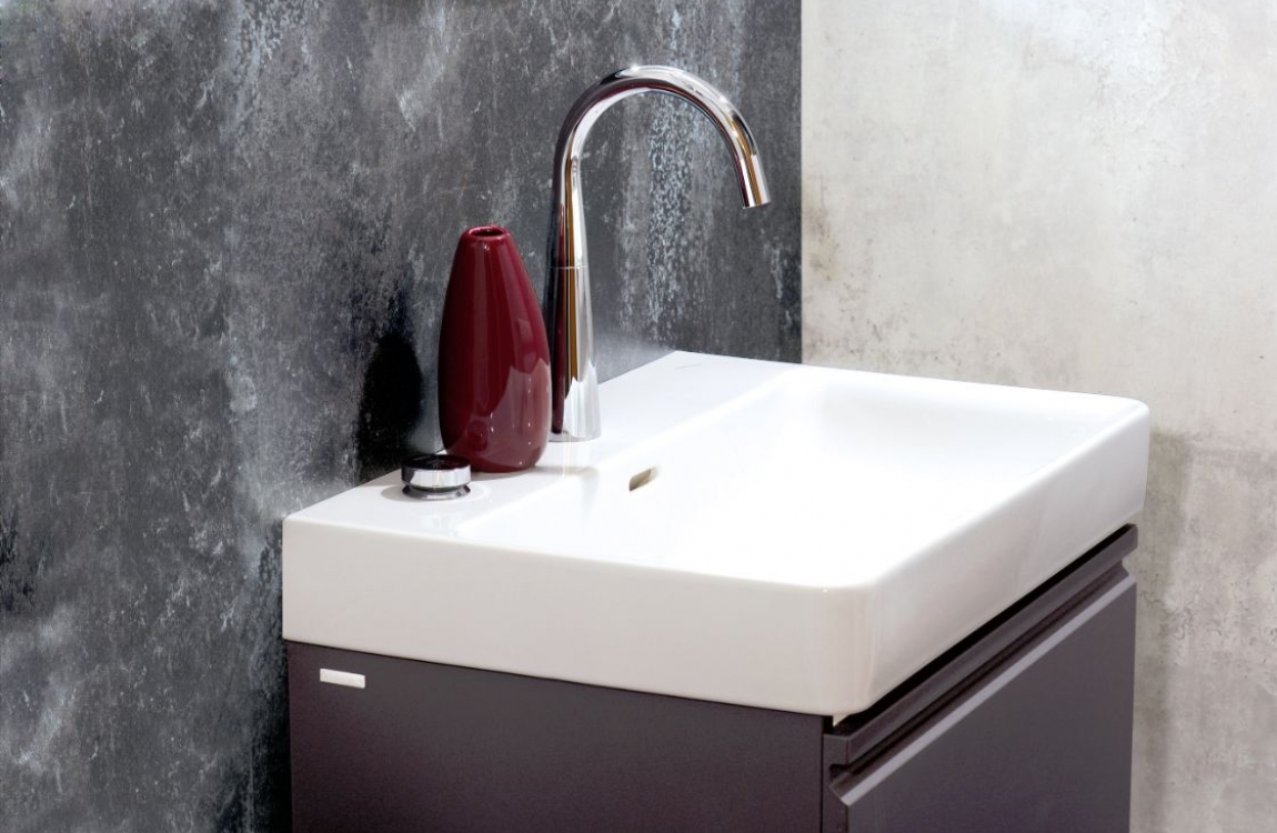 Waschtisch mit Sanierungsrückwänden in Dekor Grafit und Sichtbeton