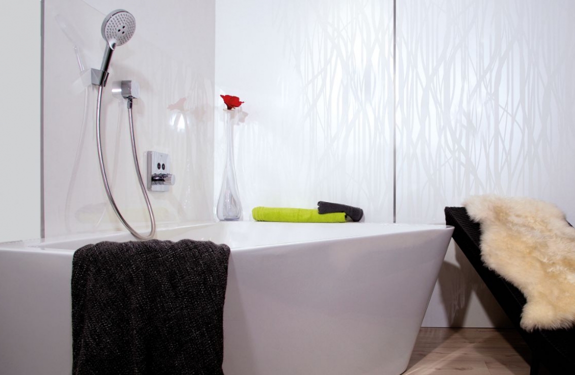 Badewanne mit Dekor Grasflüstern im Hintergrund