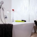 Badewanne mit Dekor Grasflüstern im Hintergrund