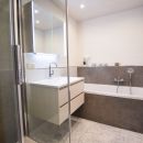 Fugenloses Badezimmer mit Schiefer Platingrau und hellgrauen Platten kombiniert