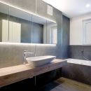 Badezimmer in Schiefer Platingrau