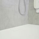 Fugenloses Sichtbeton Dekor in Dusche mit Brausetasse und Klappsitz