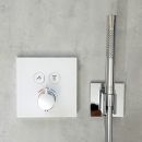 Unterputzthermostat mit Stabhandbrause vor elegantem Sichtbeton Dekor