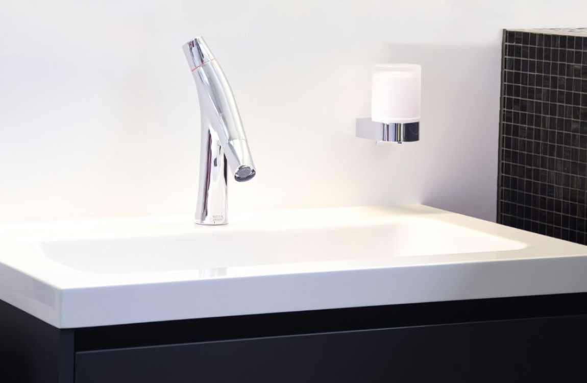 Waschtisch auf zeitloser weißen Rückwand