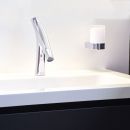 Waschtisch auf zeitloser weißen Rückwand