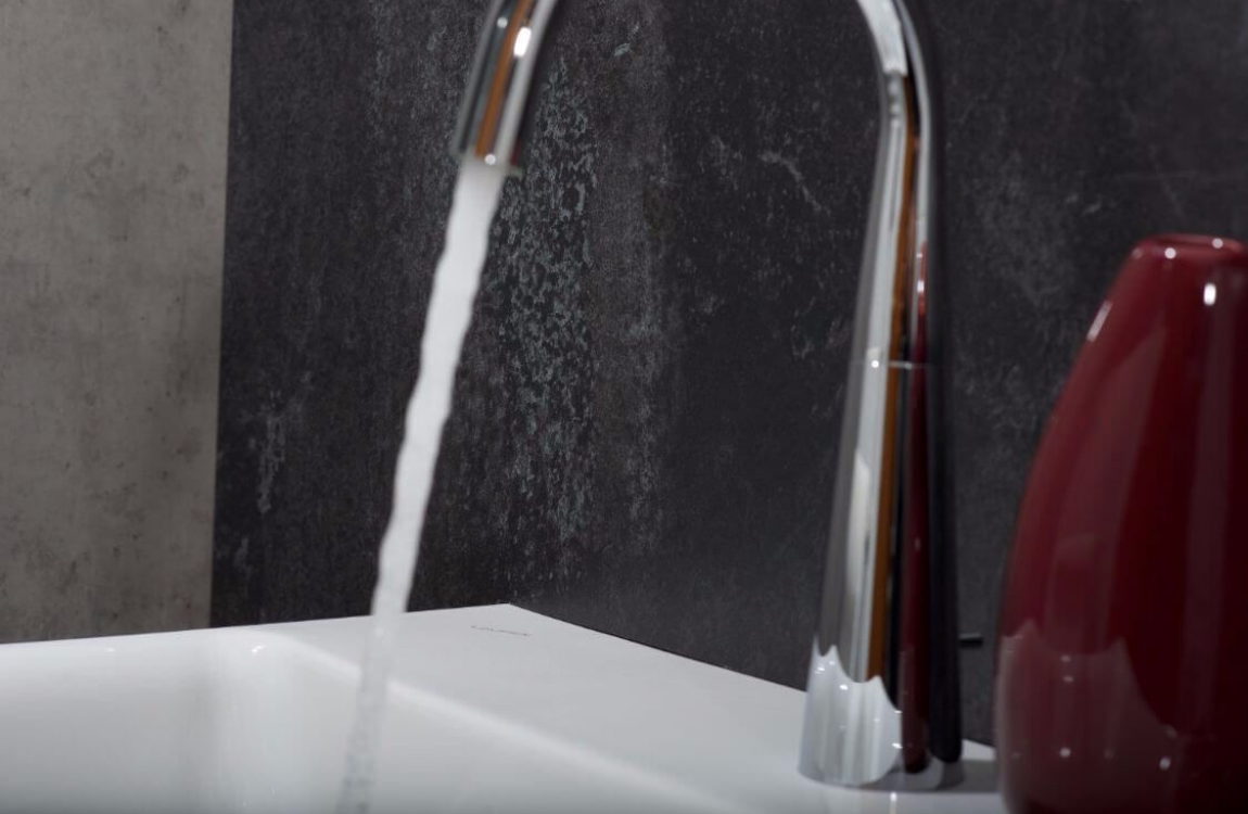 Dekor Grafit hinter dem Waschtisch