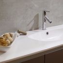 Eleganter Möbelwaschtisch vor fugenloser Sichtbeton Dekor Platte